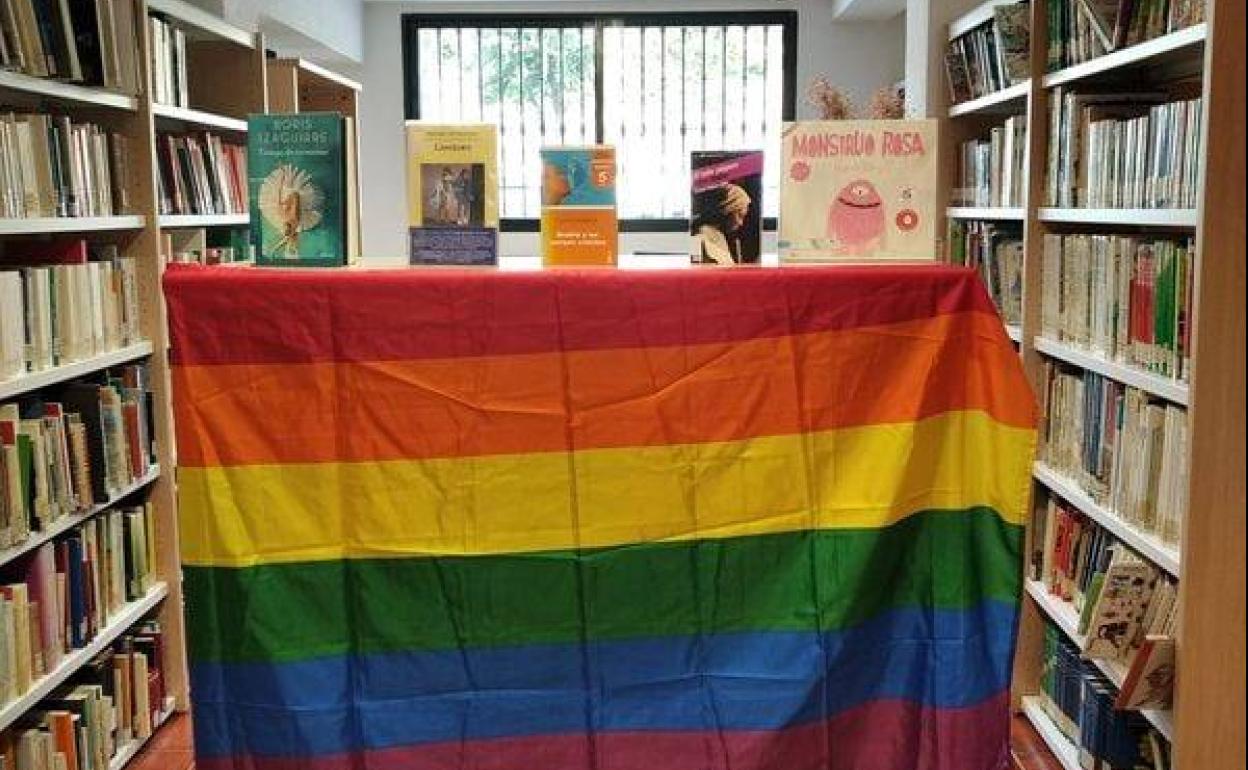 La biblioteca de Arroyo de la Luz celebra el Día del Orgullo LGTBIQ+ visibilizando su selección de libros sobre la temática