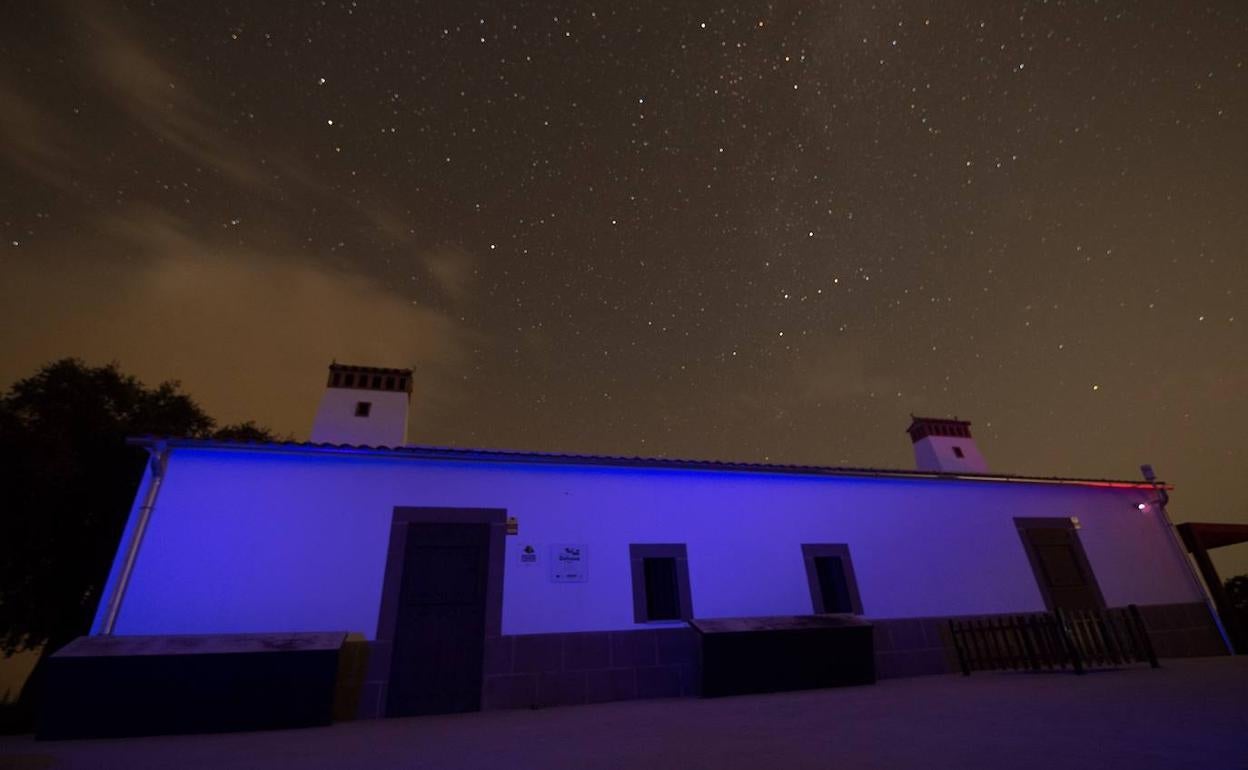 Vista nocturna del centro y el cielo estrellado. 