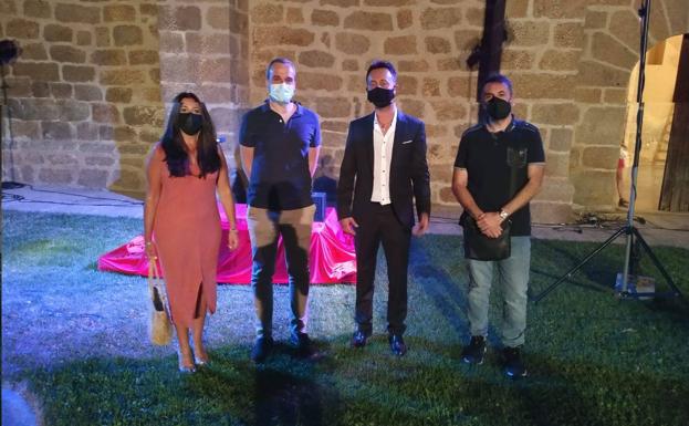 Autoridades y David Martínez. 