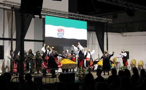 Actuación del grupo folclórico El Harriero. 