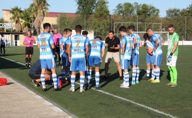 Ávila habla al equipo en una de las pausas de hidratación. 