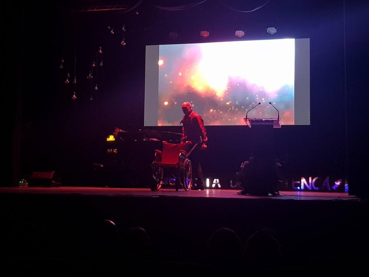 Foto de familia de los premiados y autoridades. 