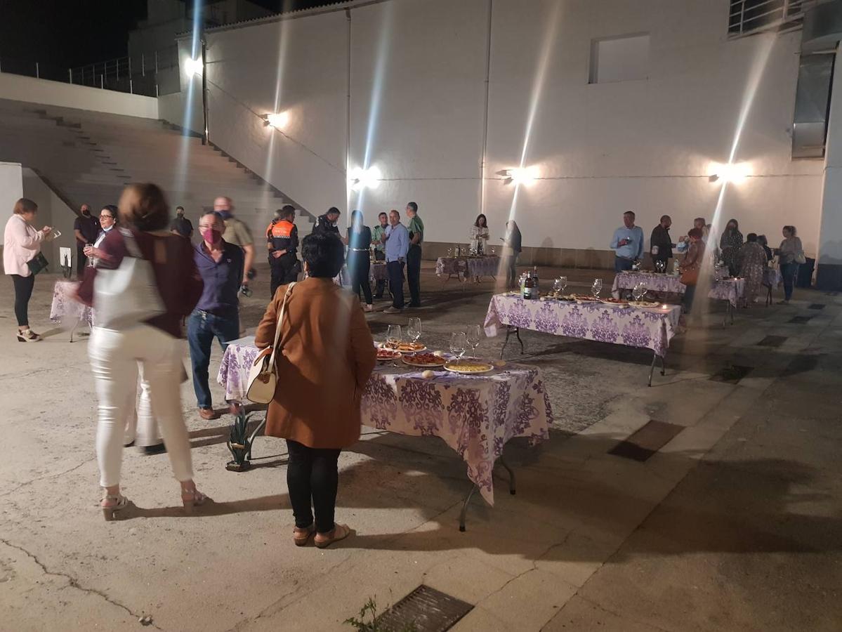 Foto de familia de los premiados y autoridades. 