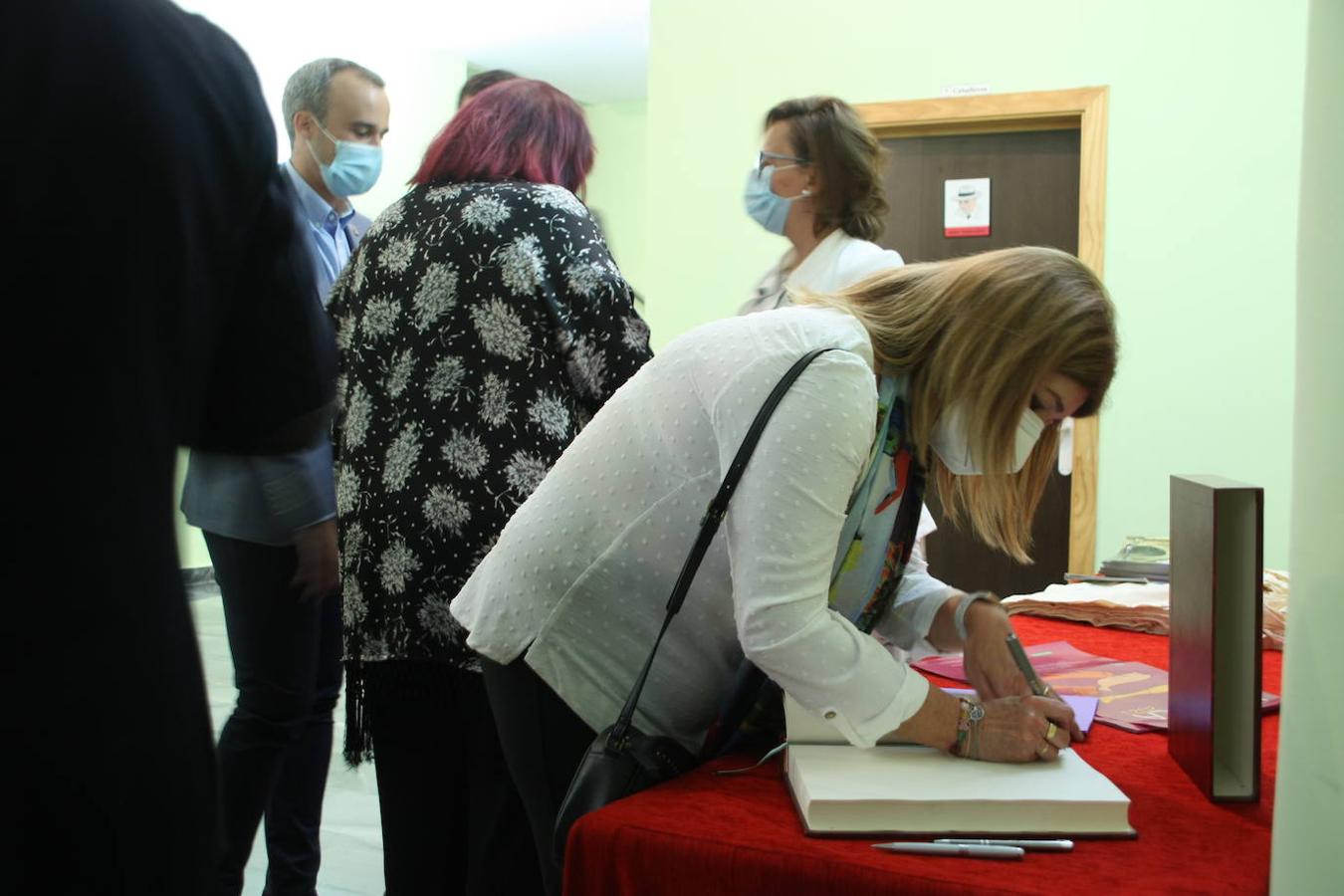 Foto de familia de los premiados y autoridades. 