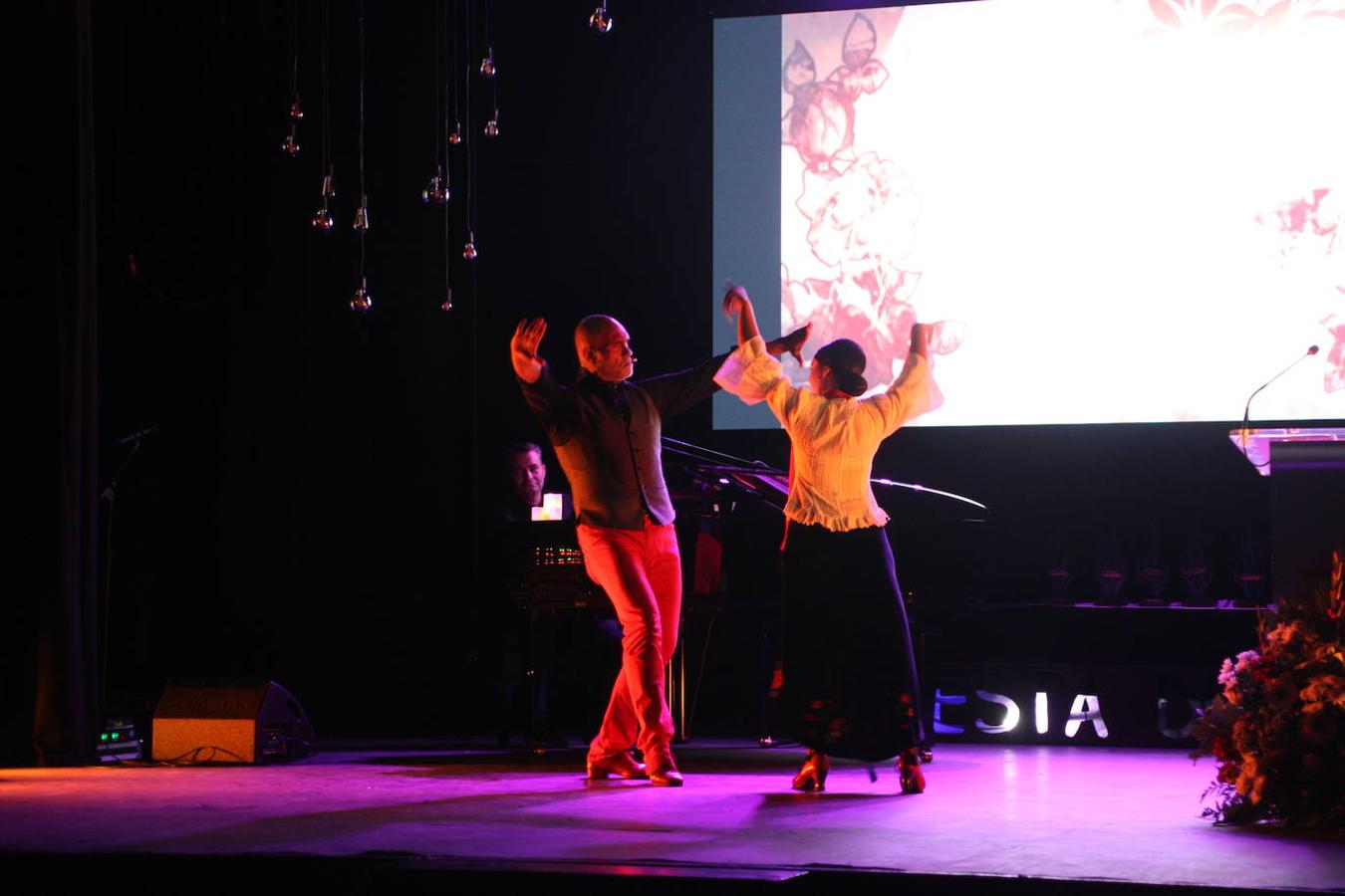 Foto de familia de los premiados y autoridades. 