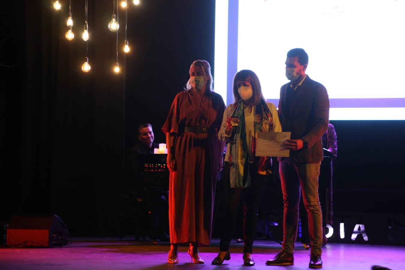 Foto de familia de los premiados y autoridades. 