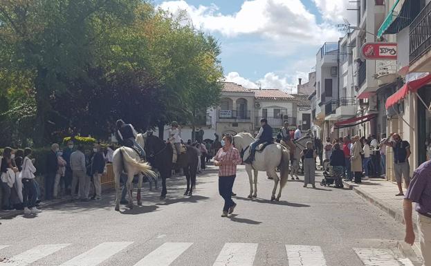 Imagen principal - El tiempo acompañó el paseo de caballos