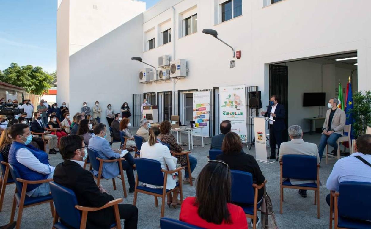 El presidente de la Junta, Guillermo Fernández Vara, en la inauguración del Circular FAB de Arroyo de la Luz. 