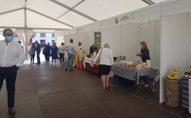 Imagen principal - Puestos del mercado agroalimentario. 