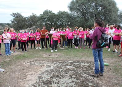 Imagen secundaria 1 - Arroyo de la Luz volvió a teñirse de rosa por el Día Mundial del Cáncer de Mama