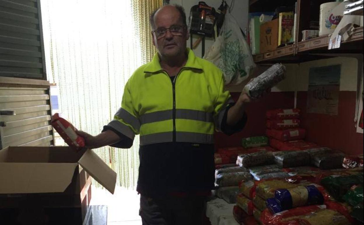 Francisco Galán, vicepresidente de la provincial de Cáceres y Badajoz, empaquetando los alimentos donados. 