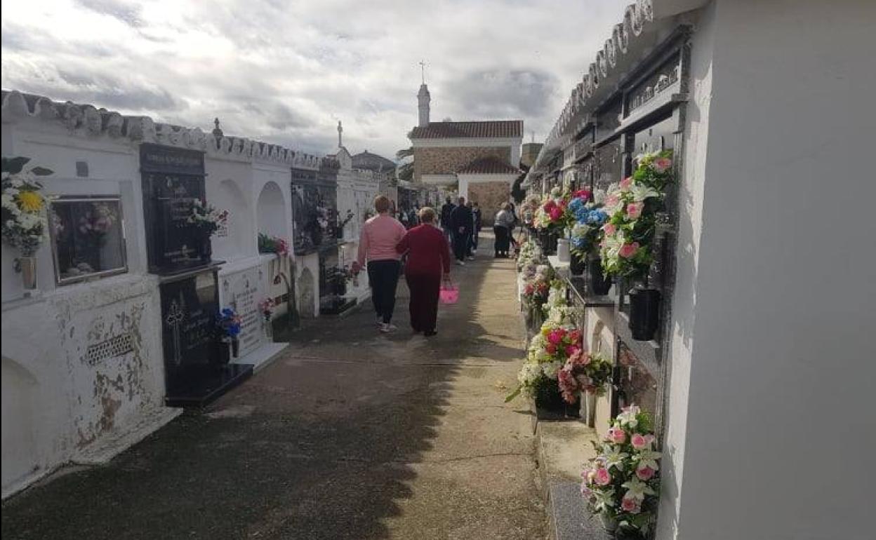 Varios visitantes en el cementerio municipal de Arroyo de la Luz. 