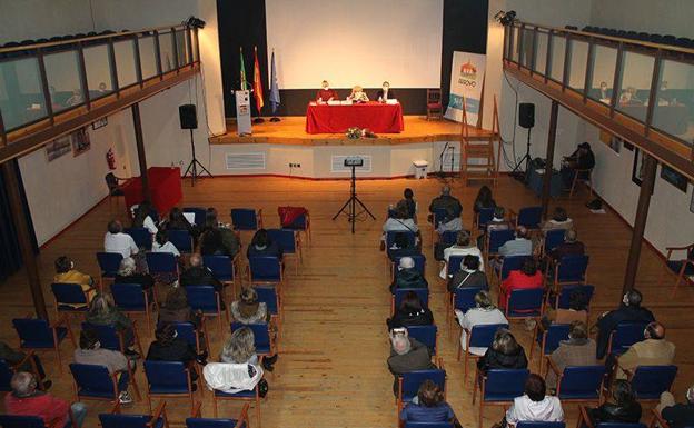 Imagen principal - La arroyana Carmen Salomón presentó su libro 'Llegó la madrugada'