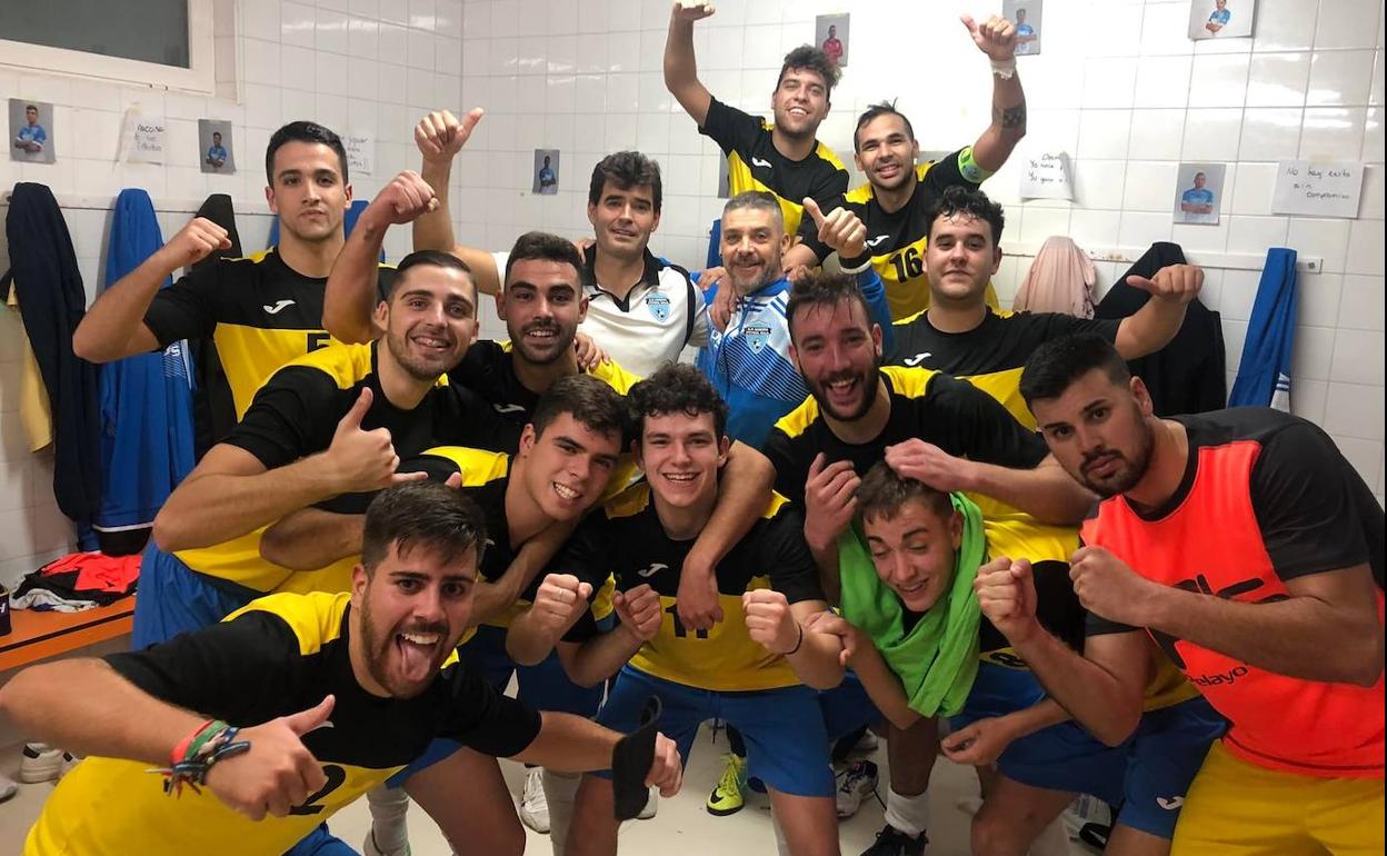 El Arroyo FS celebra la victoria frente a la UD Albalá en el vestuario. 