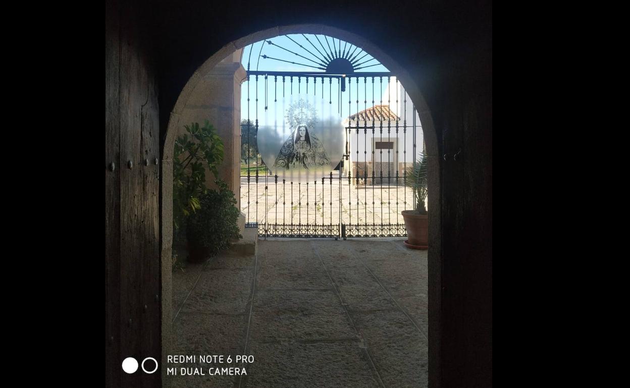 La Cofradía de la Virgen de la Luz instala una puerta automática en la entrada sur del Santuario