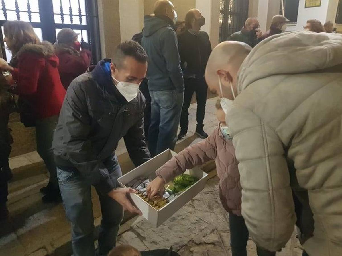El evento finalizó con un reparto de polvorones entre los asistentes.
