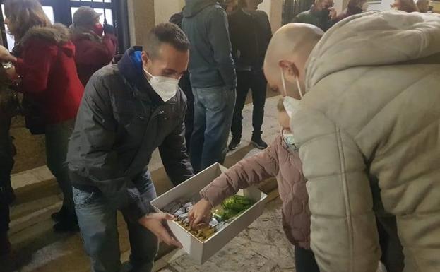 El evento finalizó con un reparto de polvorones entre los asistentes a la Plaza de la Constitución. 