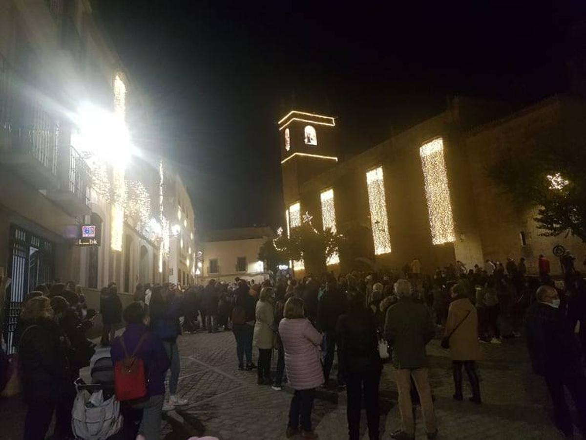 Este año se iluminó también la torre del campanario.