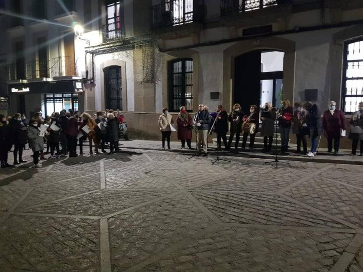 Antes de los villancicos, se repartieron folios con la letra entre los asistentes.