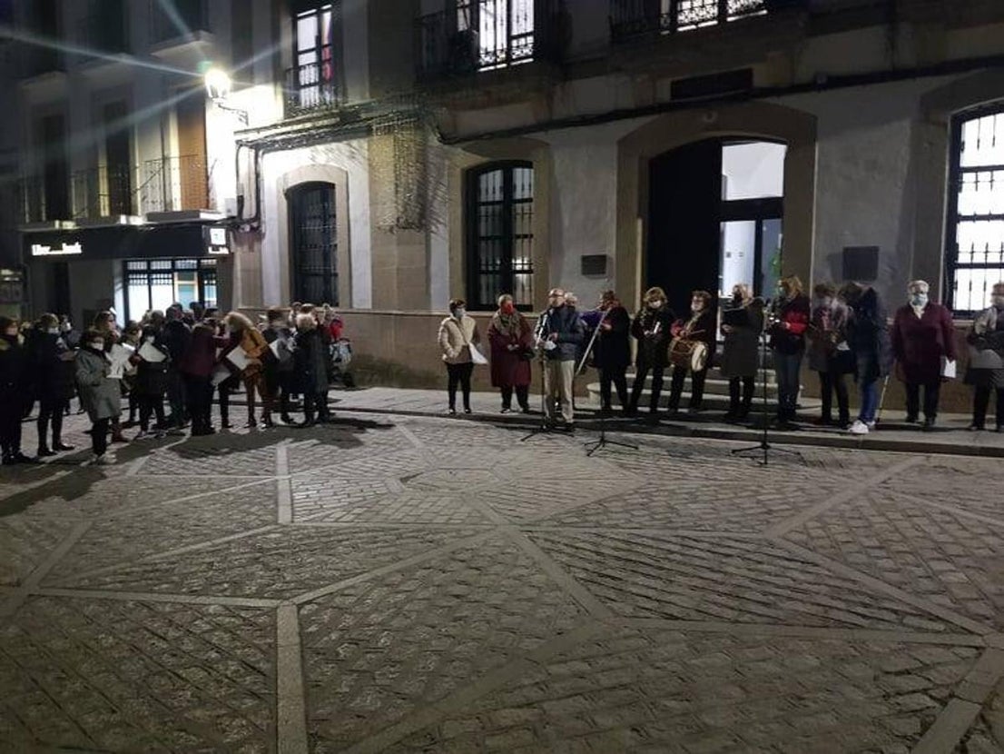 Antes de los villancicos, se repartieron folios con la letra entre los asistentes.