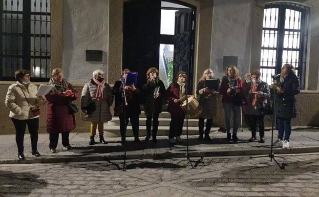 El coro de Ntra. Sra. de los Dolores interpretó varios villancicos antes del encendido. 