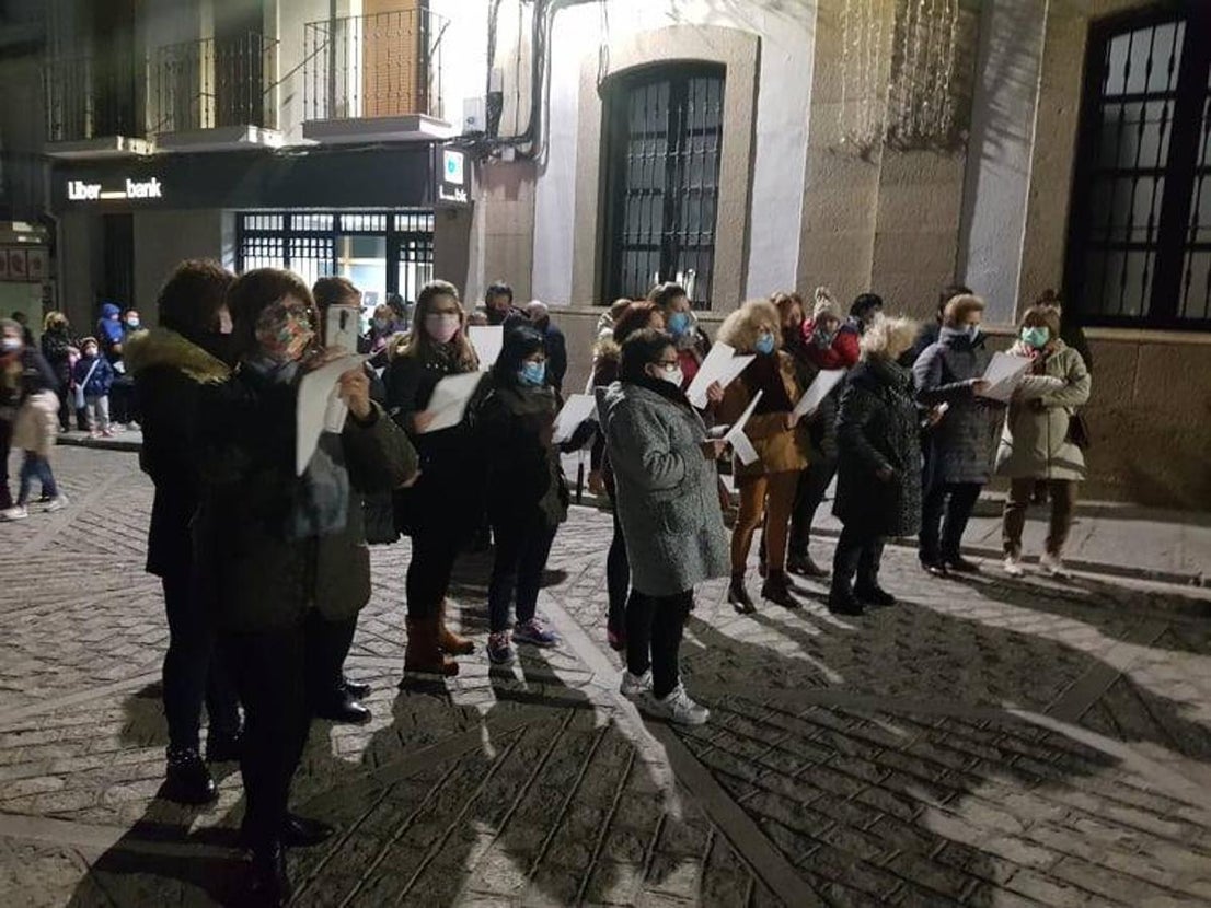 Arroyanos con las hojas de la canción. 