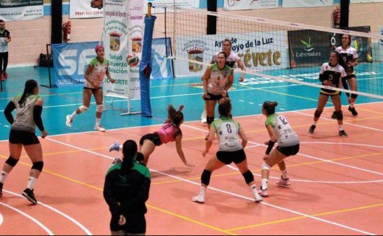 La arroyana Julia Cabeza defiende un balón en uno de los partidos jugados en casa. 