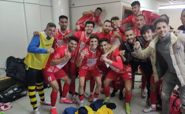 El Arroyo celebrando en el vestuario la última victoria frente al Don Álvaro. 