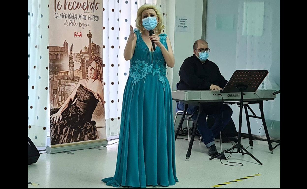 Pilar Boyero junto al maestro Pedro Monty en Arroyo de la Luz. 
