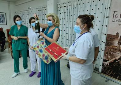 Imagen secundaria 1 - Emocionante actuación de Pilar Boyero en la residencia de mayores de Arroyo de la Luz