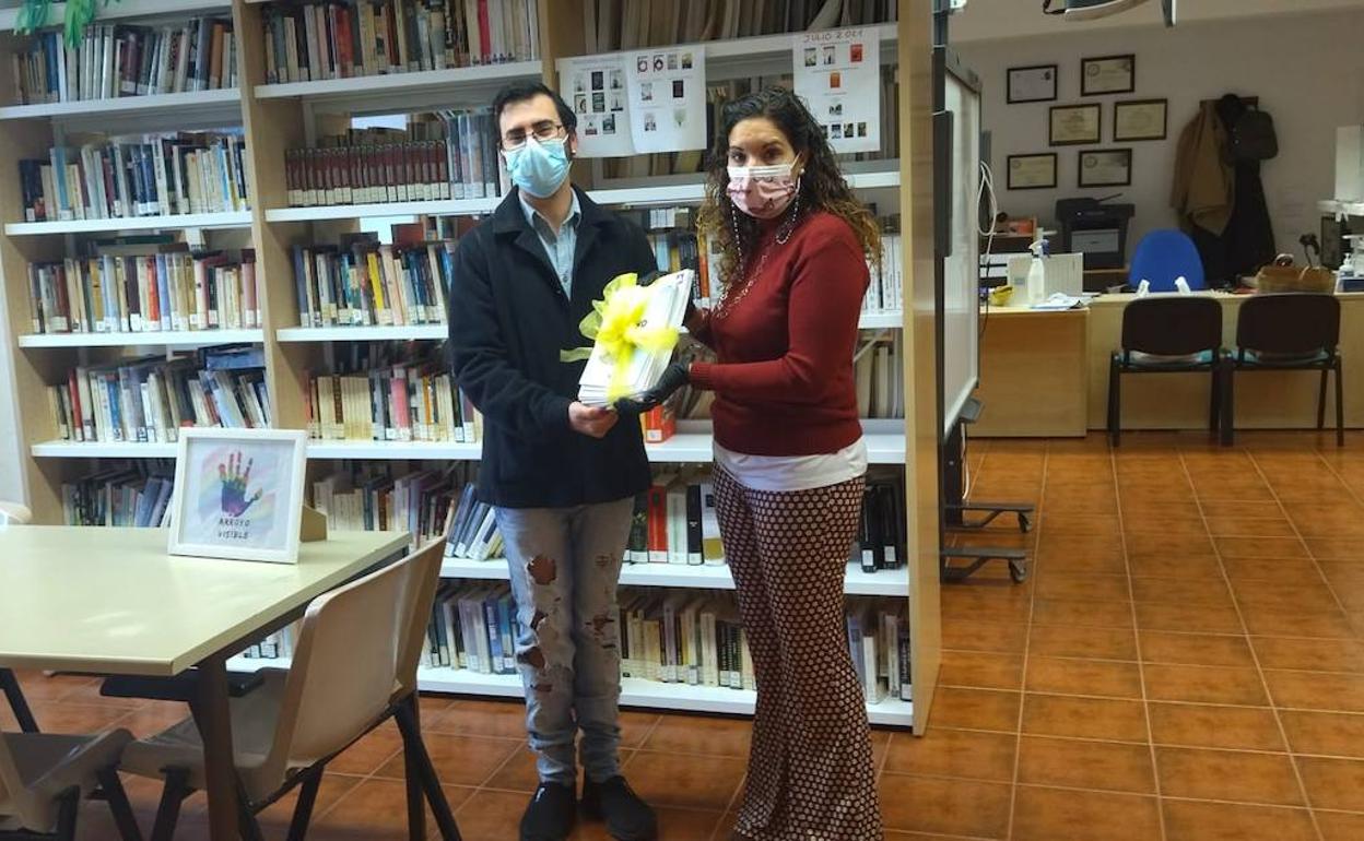 Esther Cordero, responsable de la biblioteca, recoge las guías. 
