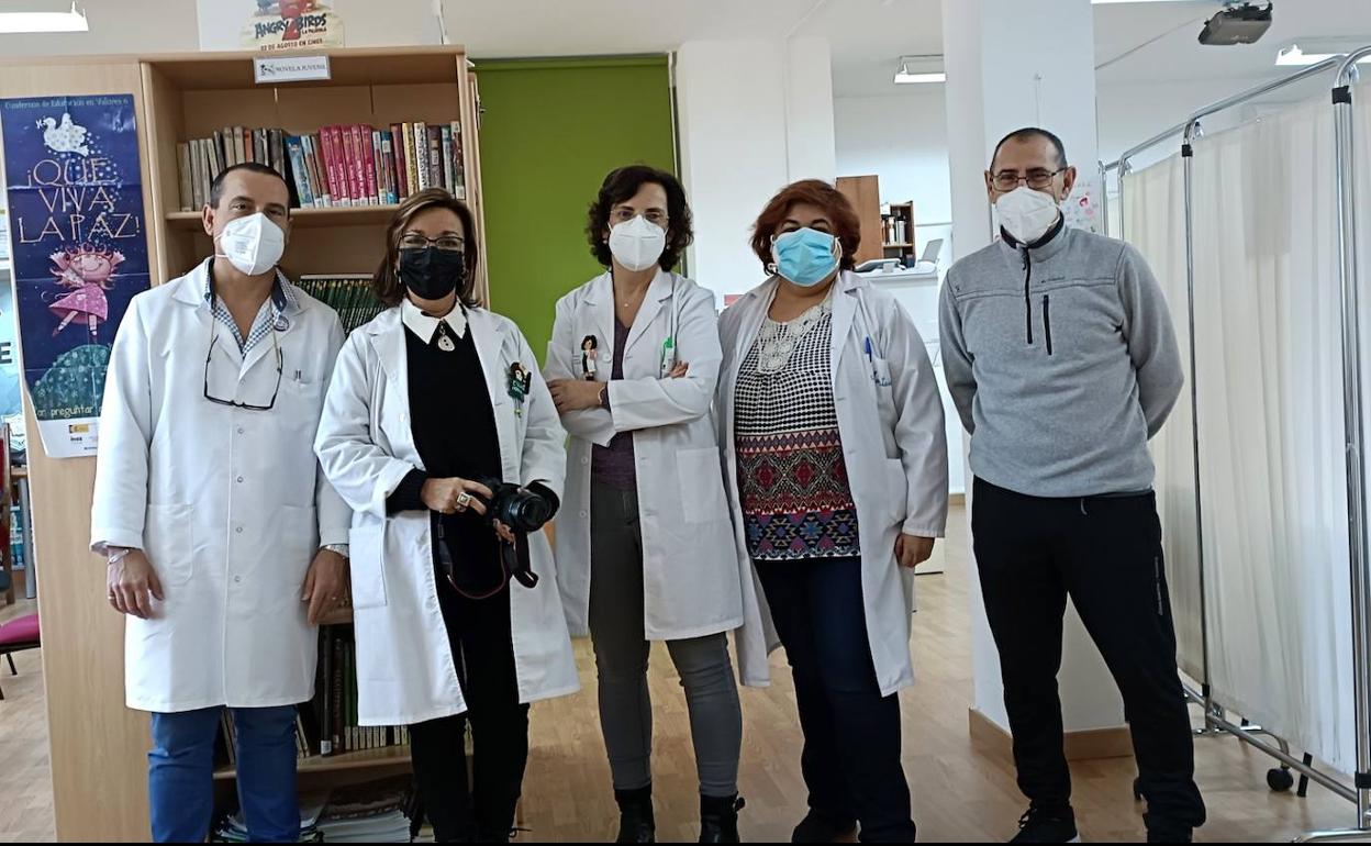 El equipo directivo junto a las sanitarias Cati y Montaña. 