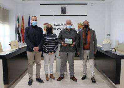 Imagen secundaria 1 - El homenajeado rodeado de los cuerpos de seguridad locales. 