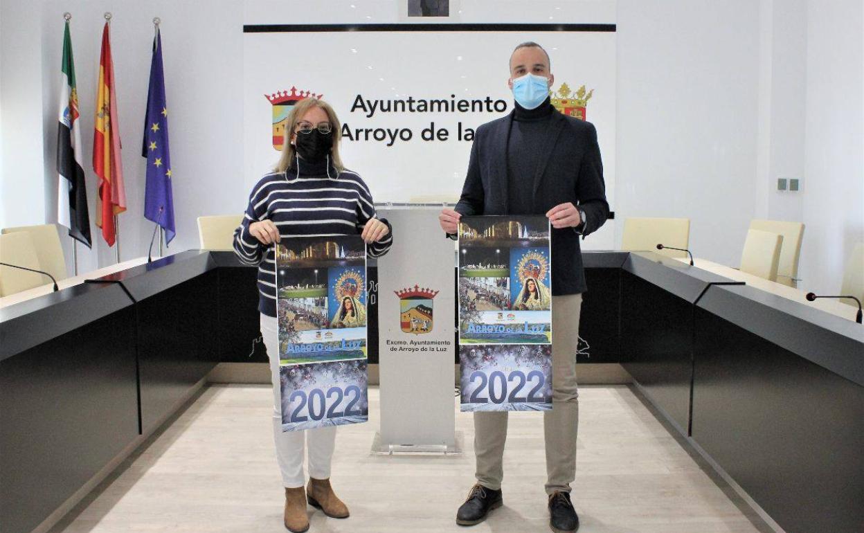 El alclade, Carolos Caro, y la concejala de Educación, Mercedes Pérez Con el calendario solidario 2022. 
