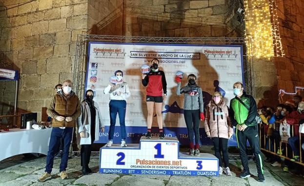 Imagen principal - Entrega de trofeos en categoría absoluta femenina.