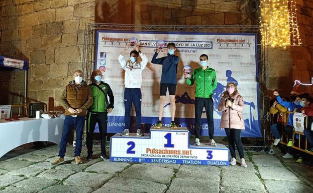 Imagen principal - Entrega de trofeos en categoría absoluta masculina.