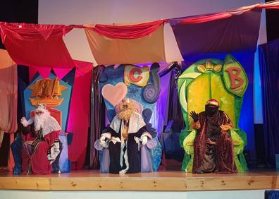 Imagen secundaria 1 - Los Reyes Magos recibieron a los pequeños arroyanos en el Corral de Comedias