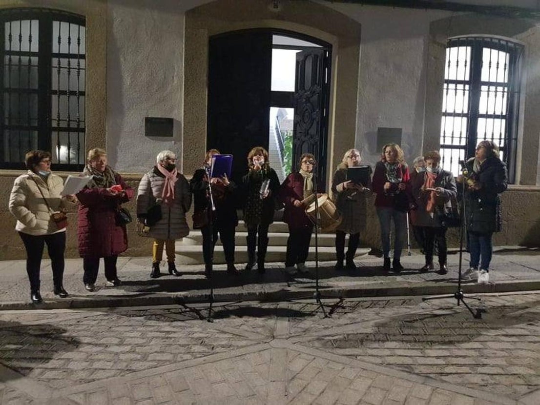 Recital de villancicos antes del encendido.