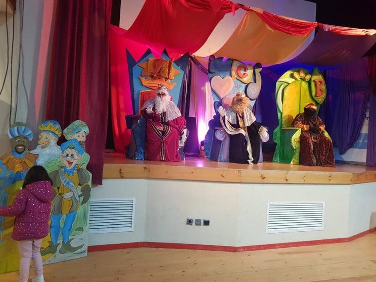 Una niña entrega su carta en el Buzón Real.