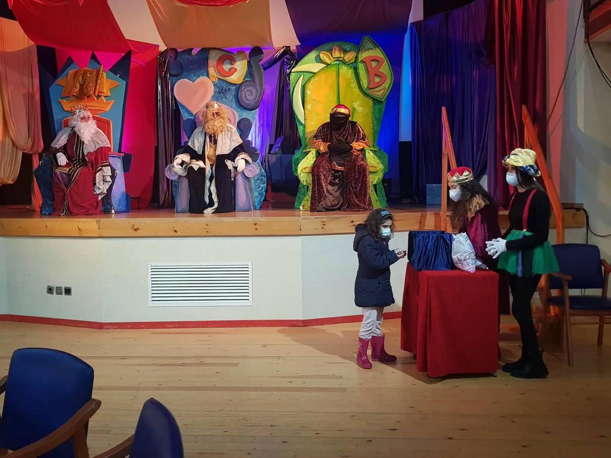 Una niña con los pajes reales.