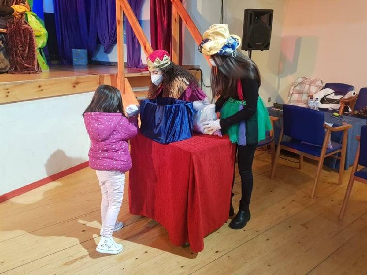 Los pajes reales repartiendo caramelos a los niños que pasaron a saludar a los Reyes.