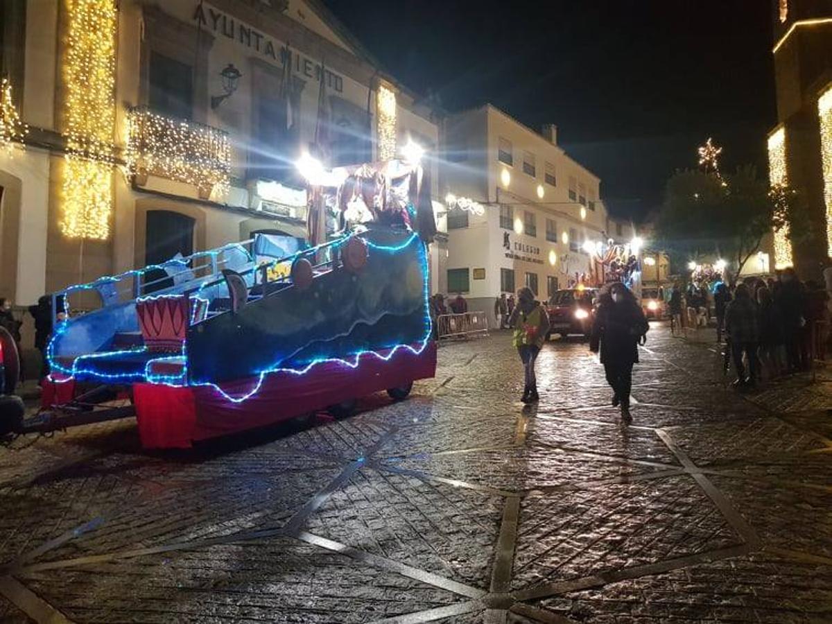 Muchas personas se repartieron por todo el recorrido para ver a Sus Majestades.