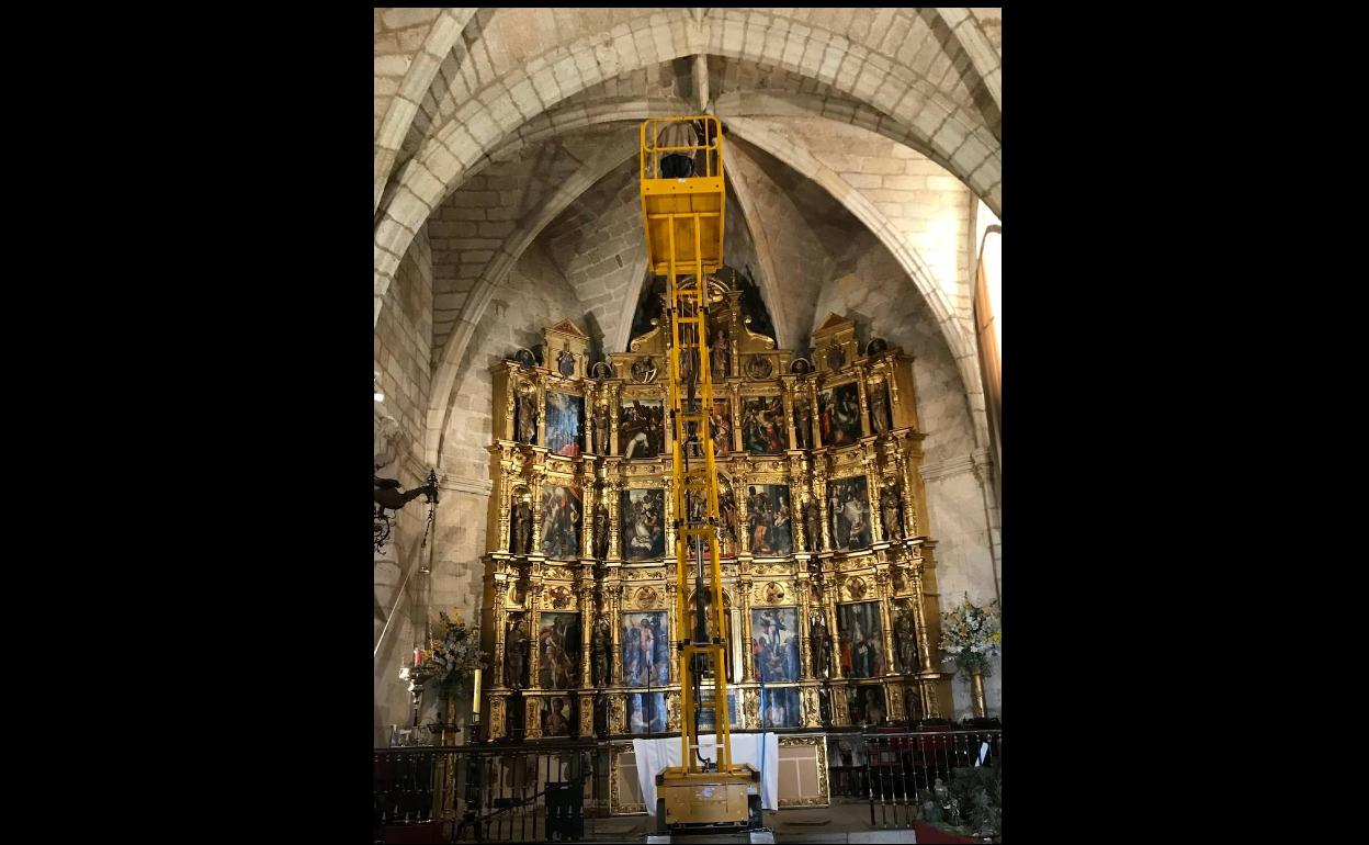 Los técnicos comprobando el estado de la estrella con la plataforma elevadora. 