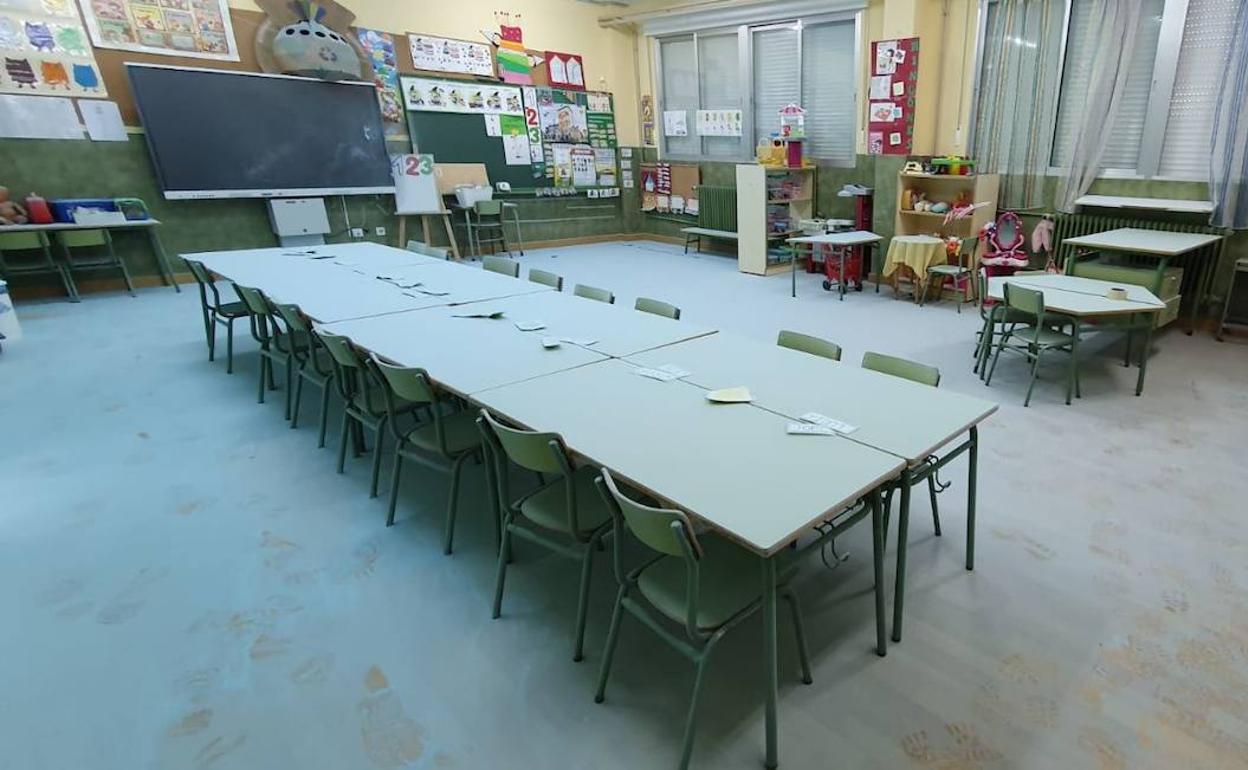 Un aula del centro impregnada con el residuo de los extintores. 