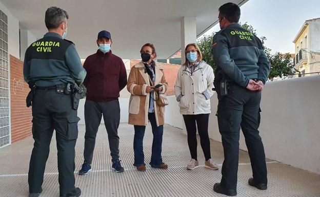 Dos agentes de la Guardia Civil junto a la directora del centro, la concejala del Ayuntamiento y el conserje. 