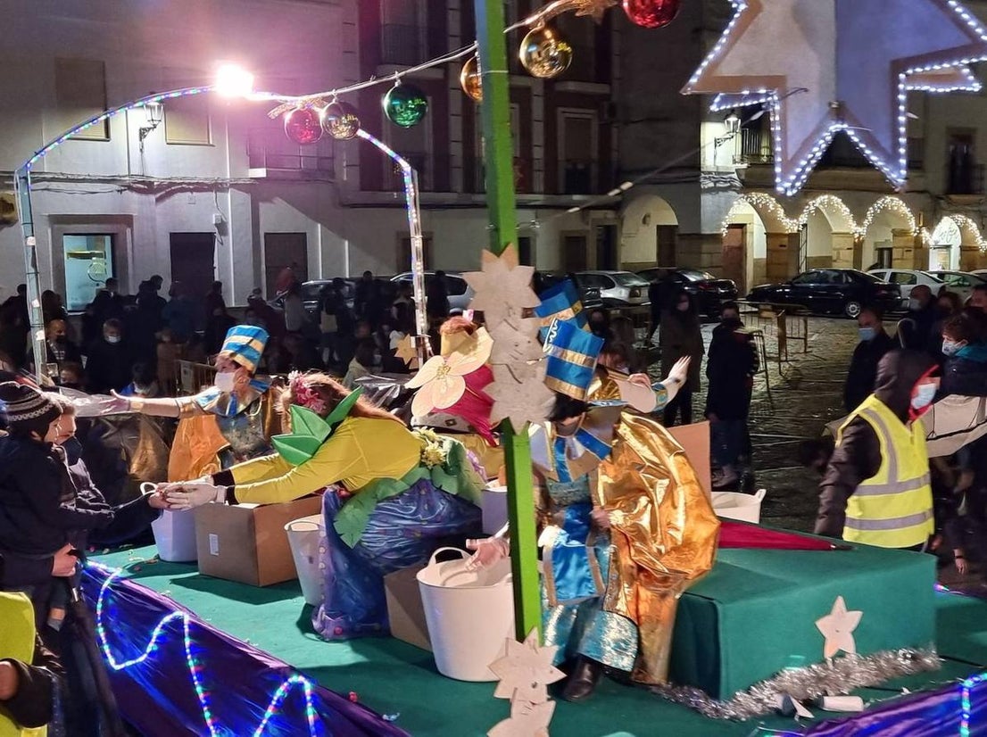 Finalizaba la cabalgata una carroza de las Amas de Casa lanzando caramelos.