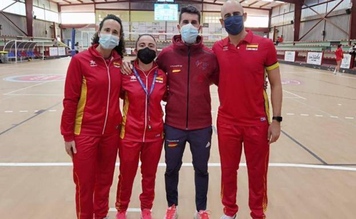 Judith Pérez, en el centro, junto al resto del cuerpo técnico. 
