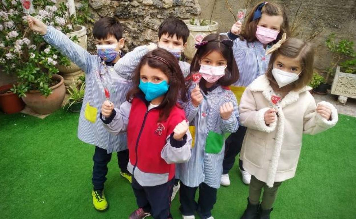 Algunos de los niños tras recibir su primera vacuna frente al covid. 