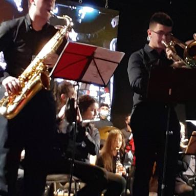 Imagen principal - El trabajo anual de la banda de música arroyana culmina cada año con el concierto de año nuevo