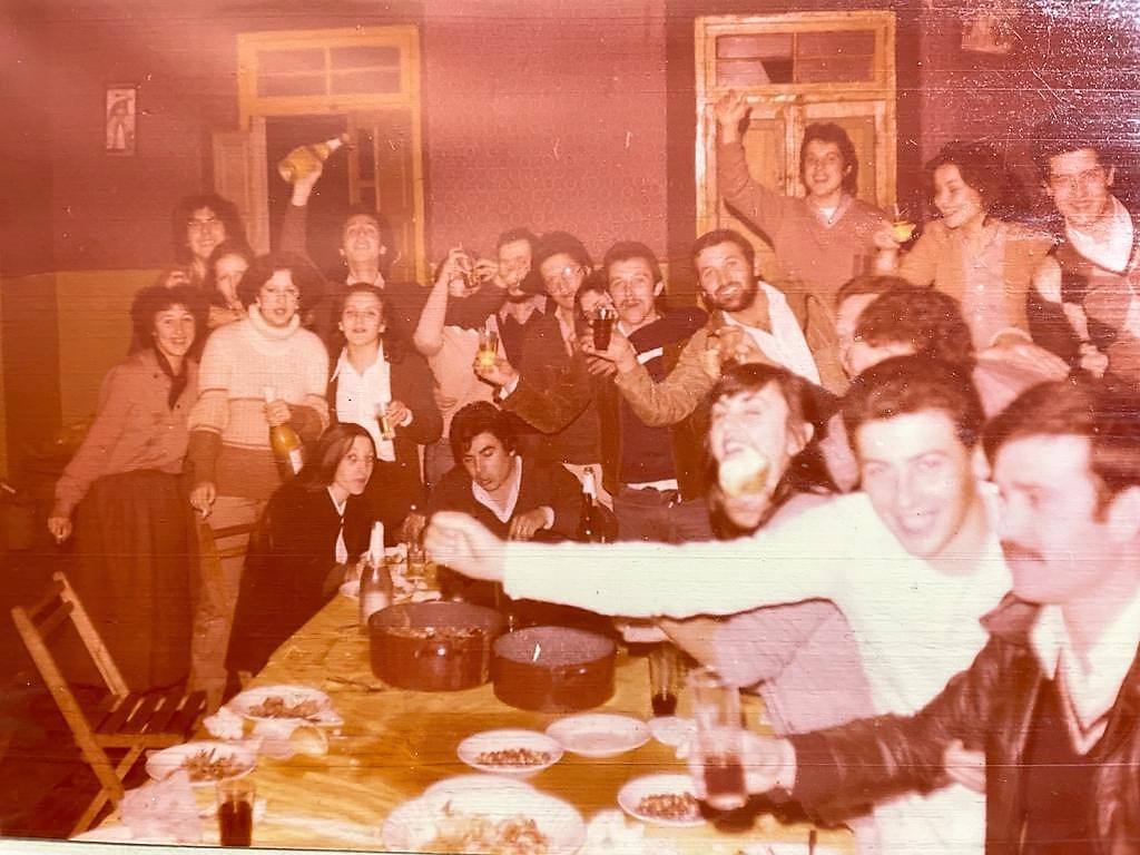 Una de las fiestas de la peña en la sede. 